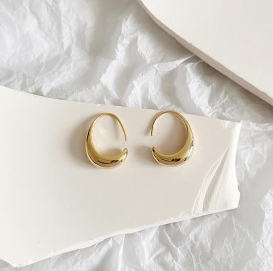Eye-catching, sparkling earrings for an elegant and modern look