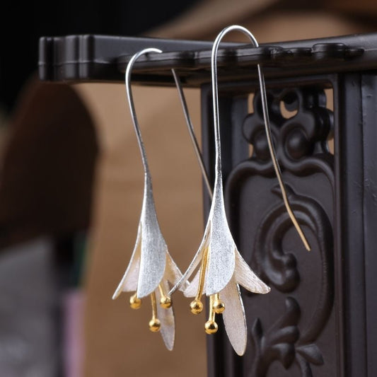 Flower-shaped earrings with a matt finish and shiny details