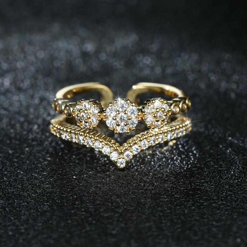 Emerald Crown Ring — Royal Elegance in Your Hands