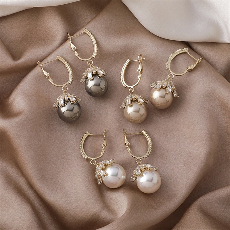 Elegant earrings with pearls and sparkling cubic zirconia