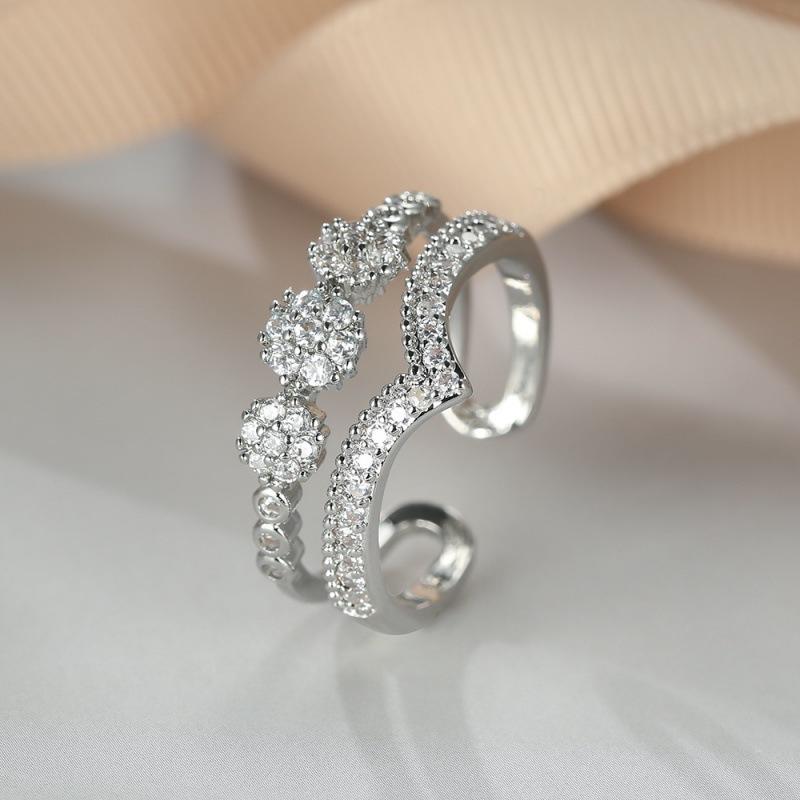 Emerald Crown Ring — Royal Elegance in Your Hands