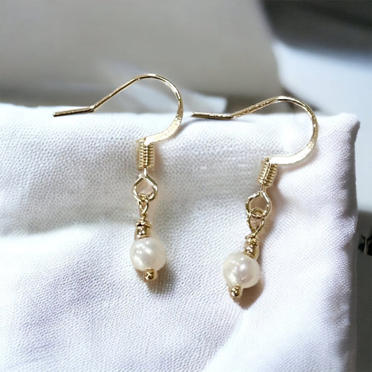 Delicate Freshwater Pearl Earrings with an Elegant Design