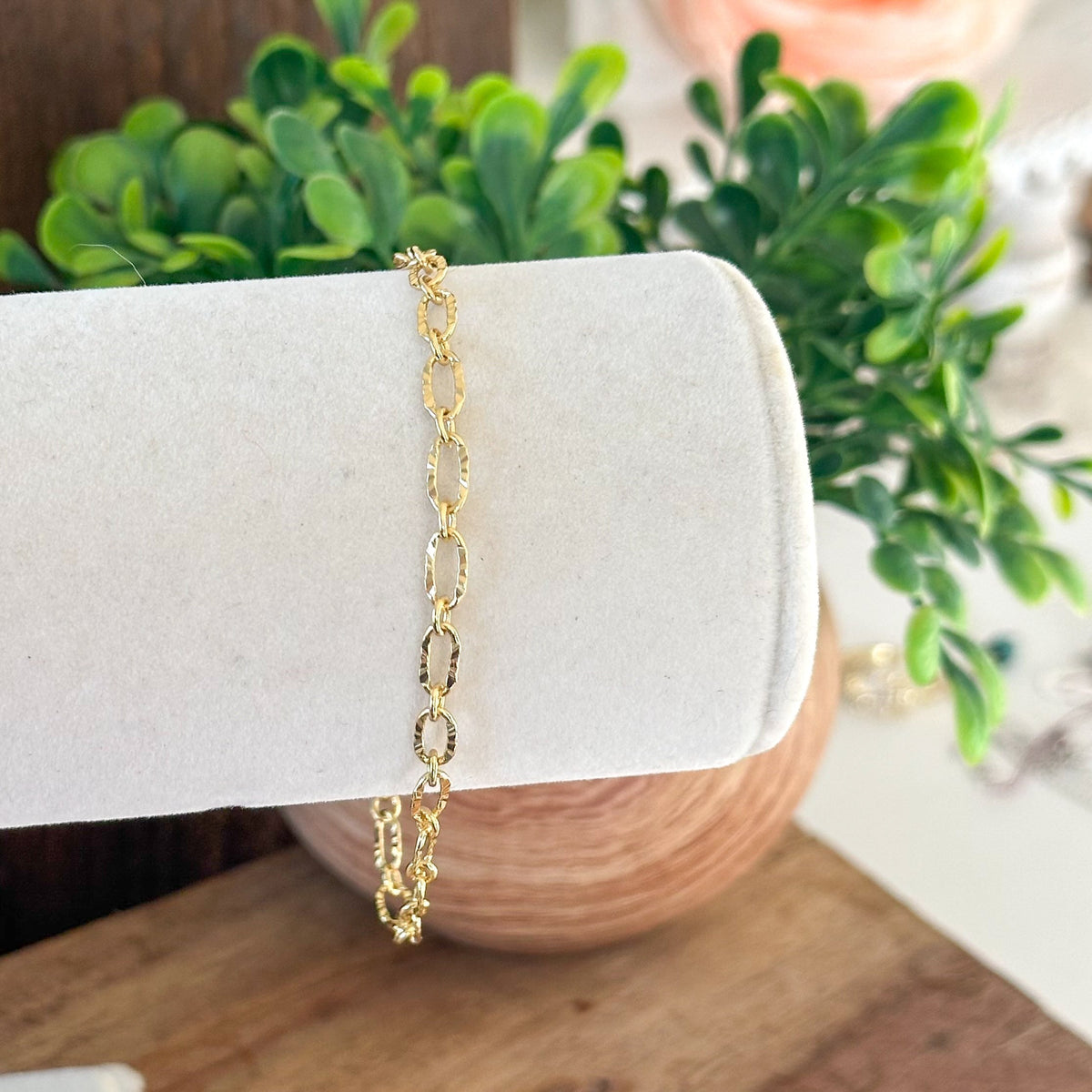 A link bracelet with a radiantly elegant design