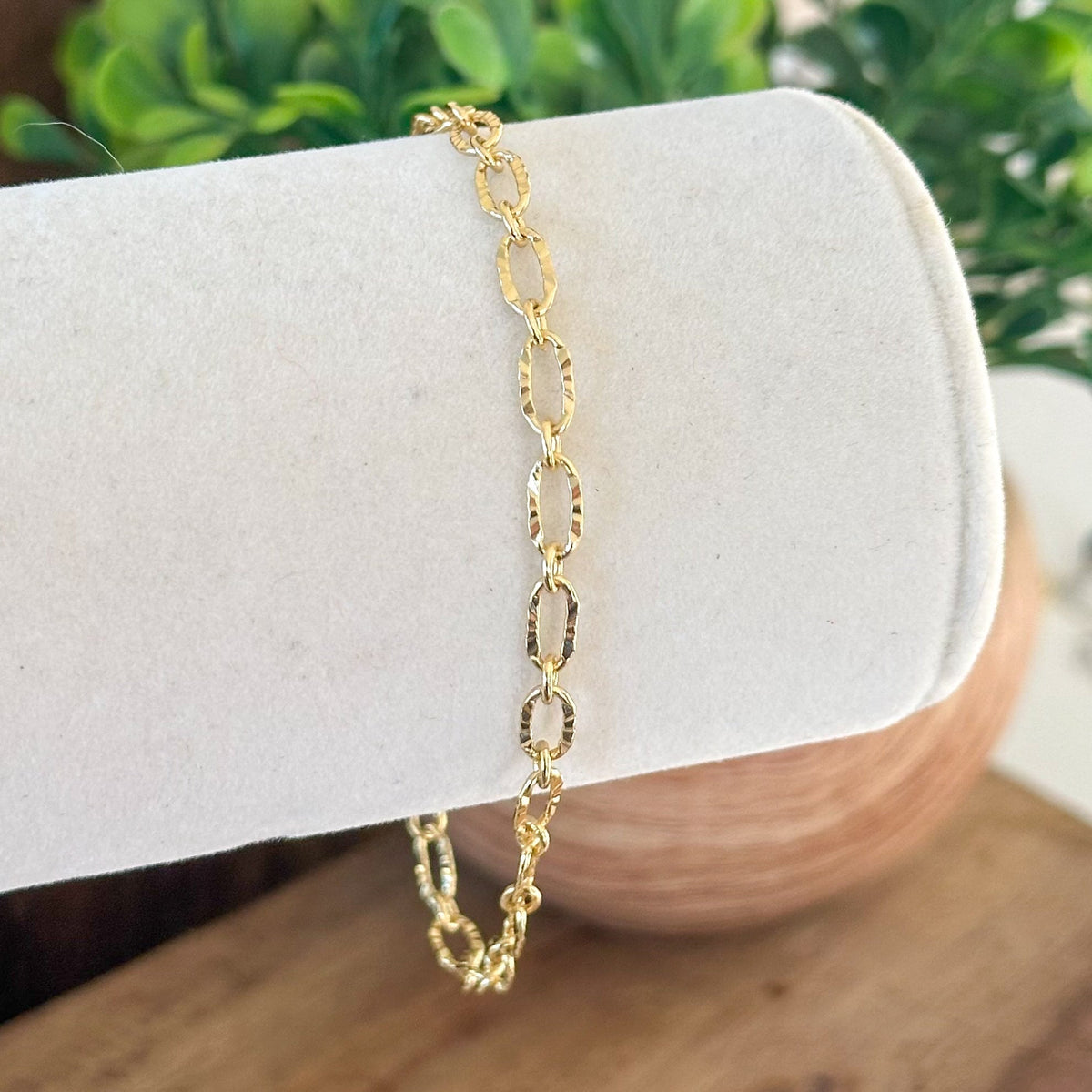 A link bracelet with a radiantly elegant design