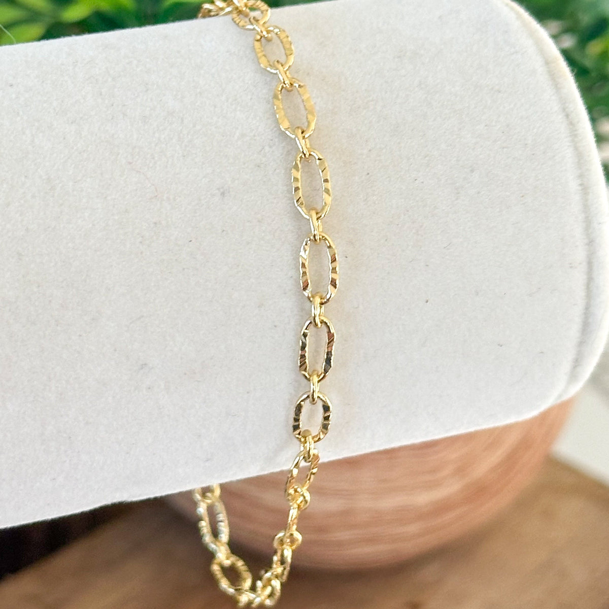 A link bracelet with a radiantly elegant design