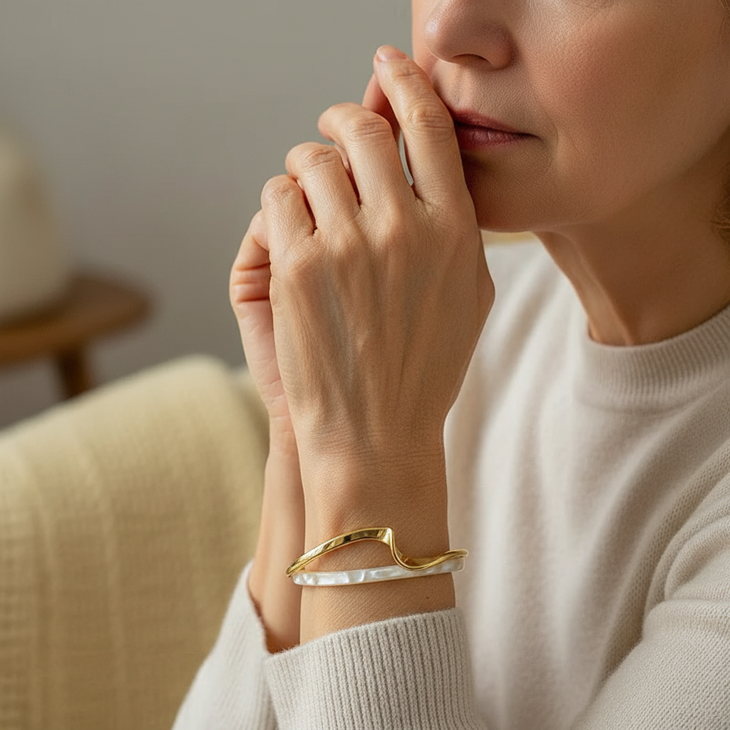 Modern bracelet with a wave-pattern design in mother-of-pearl and metal