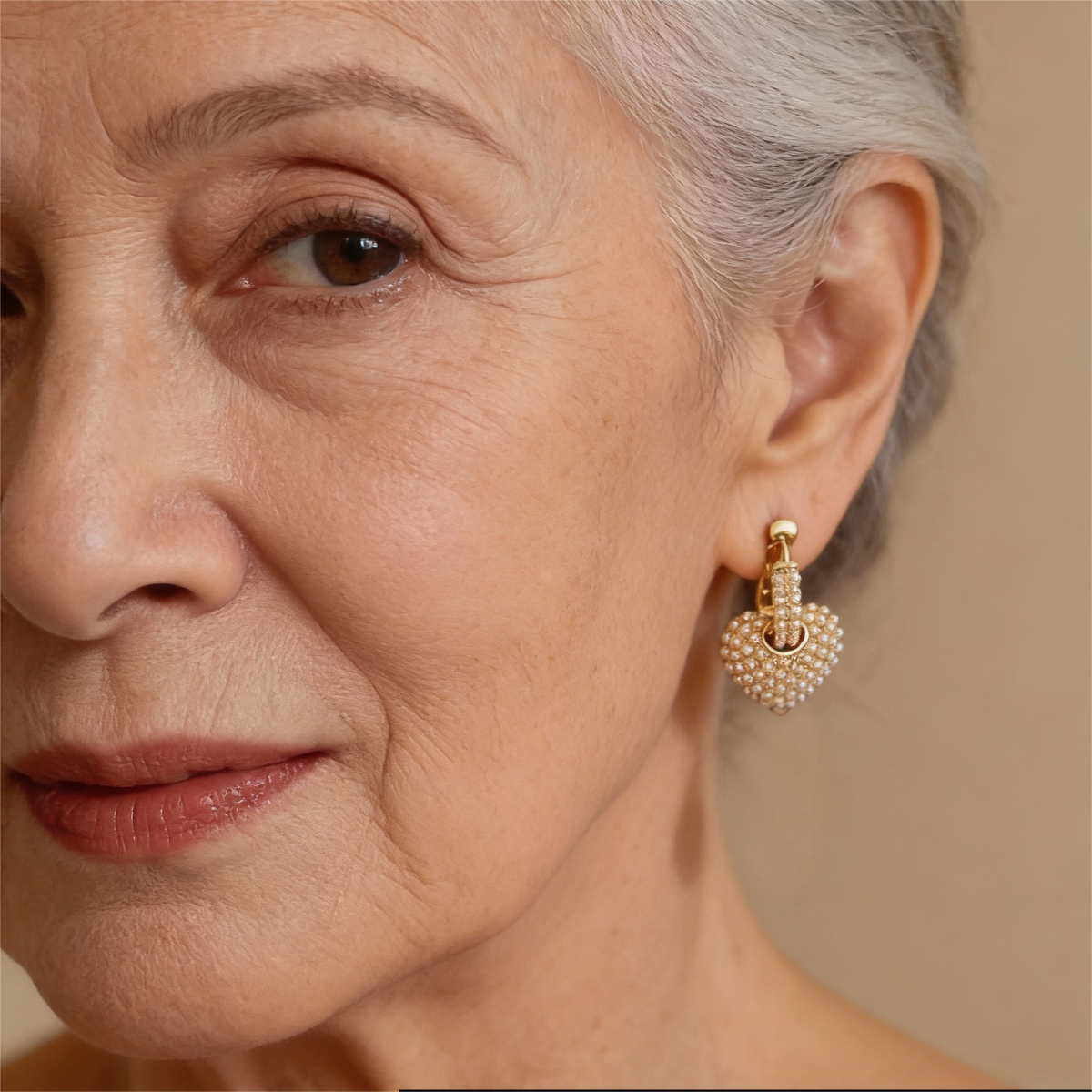Gold-plated heart-shaped earrings with a fold-out pearl trim