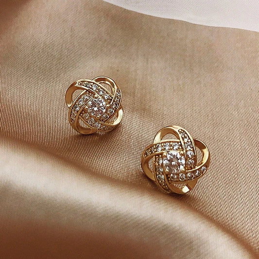 Elegant earrings with a zirconia knot for glamorous looks