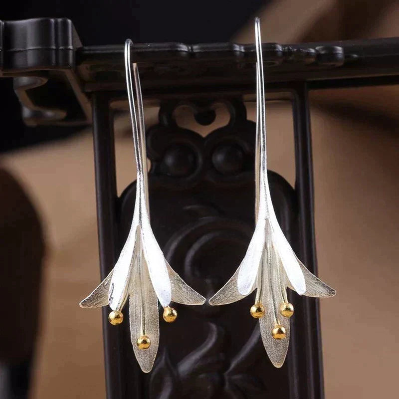 Flower-shaped earrings with a matt finish and shiny details