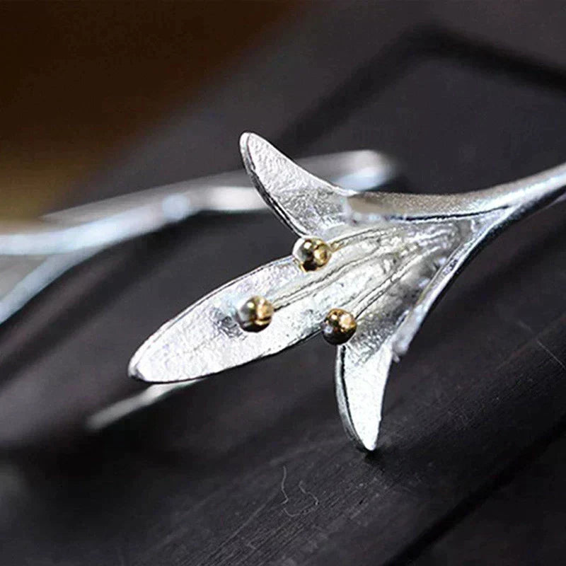 Flower-shaped earrings with a matt finish and shiny details