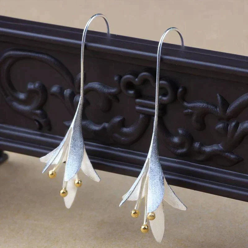 Flower-shaped earrings with a matt finish and shiny details