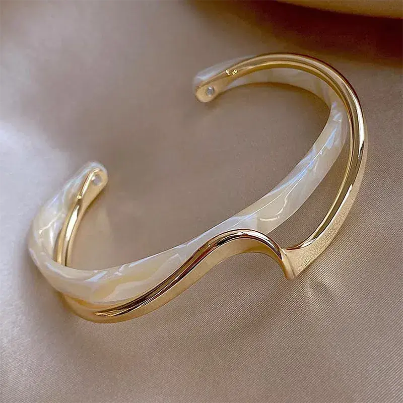 Modern bracelet with a wave-pattern design in mother-of-pearl and metal