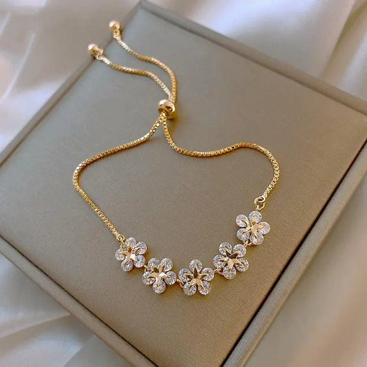 Elegant floral bracelet with an adjustable chain and sparkling crystal stones