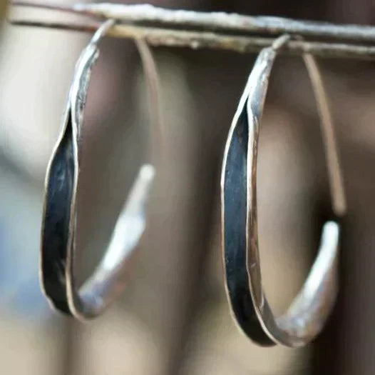 Elegant hoop earrings in dark and light metal