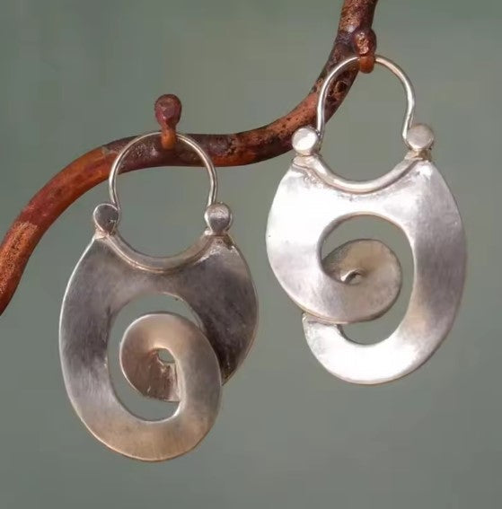 Antique silver-coloured spiral earrings with an artistic swirl-shaped engraving