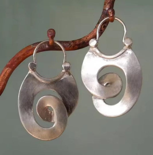 Antique silver-coloured spiral earrings with an artistic swirl-shaped engraving