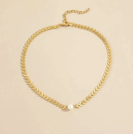 Elegant Leaf Chain Choker with Decorative Pearl