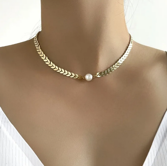 Elegant Leaf Chain Choker with Decorative Pearl