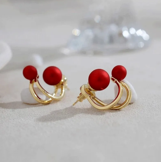 Elegant pearl earrings for women with a timeless design and a luxurious sheen