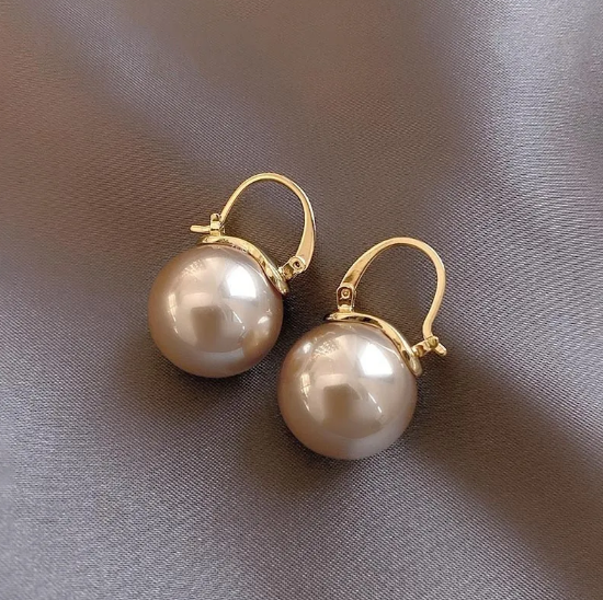 Elegant pearl earrings for women with a timeless design and a luxurious sheen