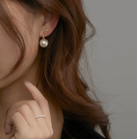 Elegant pearl earrings for women with a timeless design and a luxurious sheen