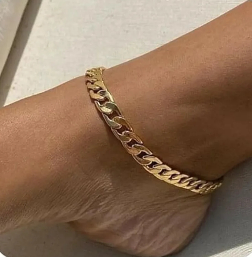 Stylish women’s anklets with delicate or chunky links