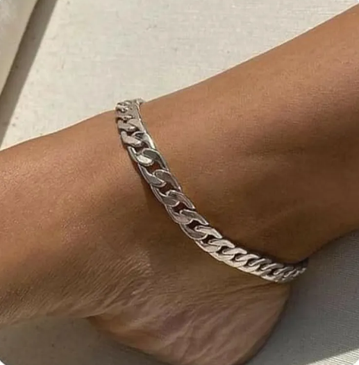 Stylish women’s anklets with delicate or chunky links