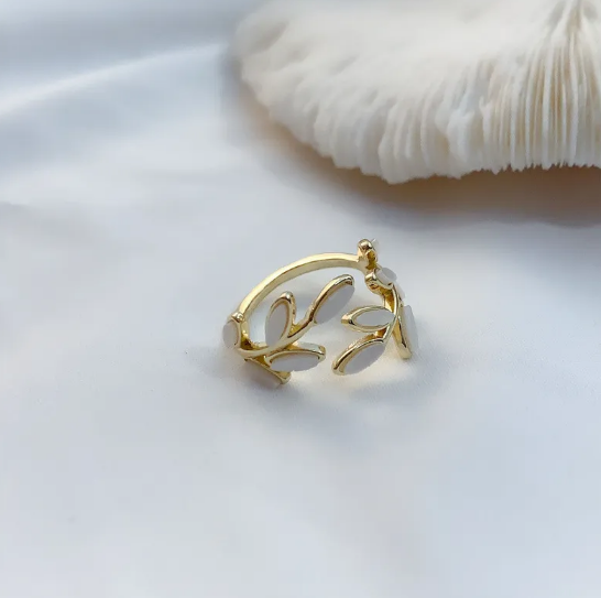 Pearl Shell Ring with Leaf