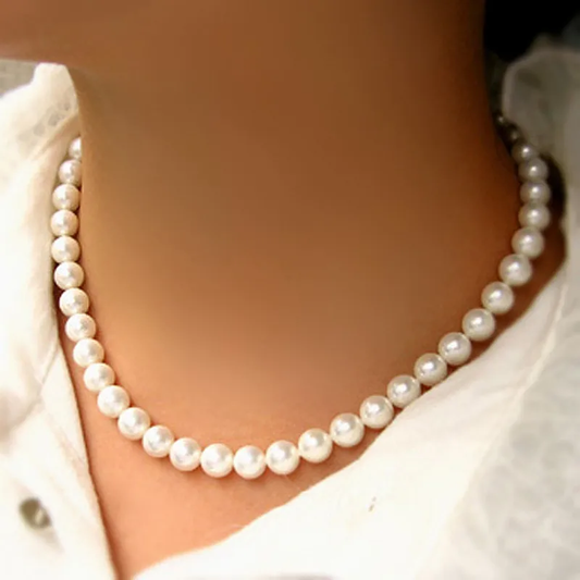 Classic Pearl Necklace for Timeless Elegance and Feminine Style