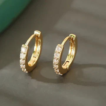Shiny fold-over hoop earrings with coloured cubic zirconia: versatile and elegant