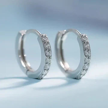 Shiny fold-over hoop earrings with coloured cubic zirconia: versatile and elegant