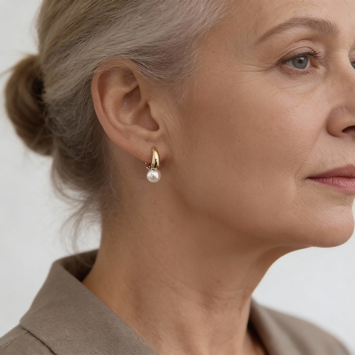Elegant earrings with pearl pendants for a timeless look