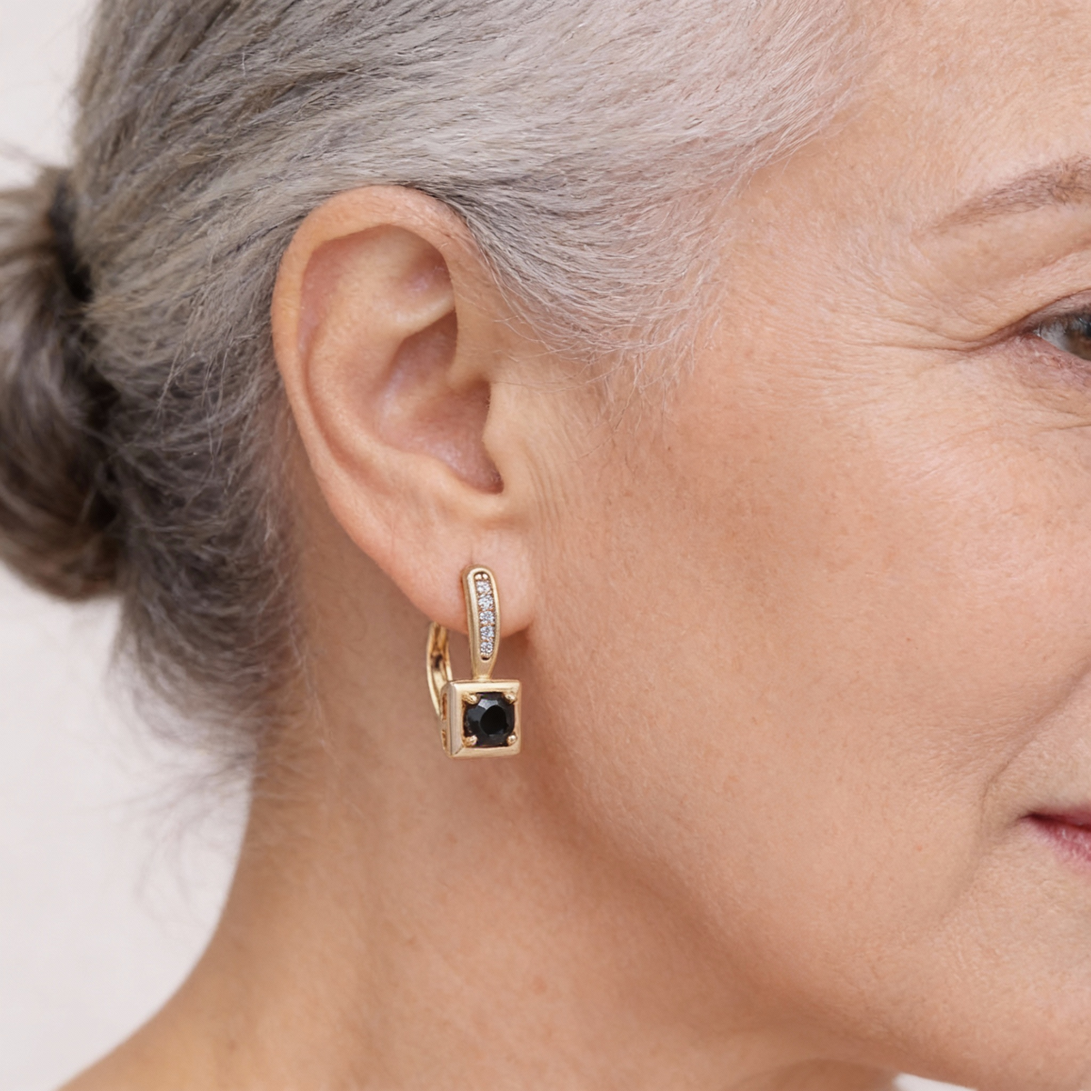 Elegant earrings with black cubic zirconia and sparkling stones