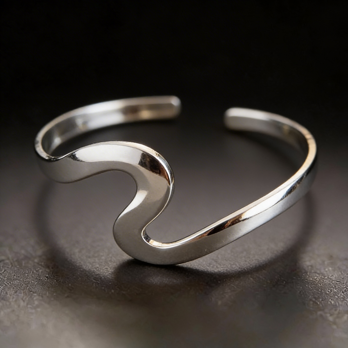 Polished vintage-style minimalist curved metal wave bracelet