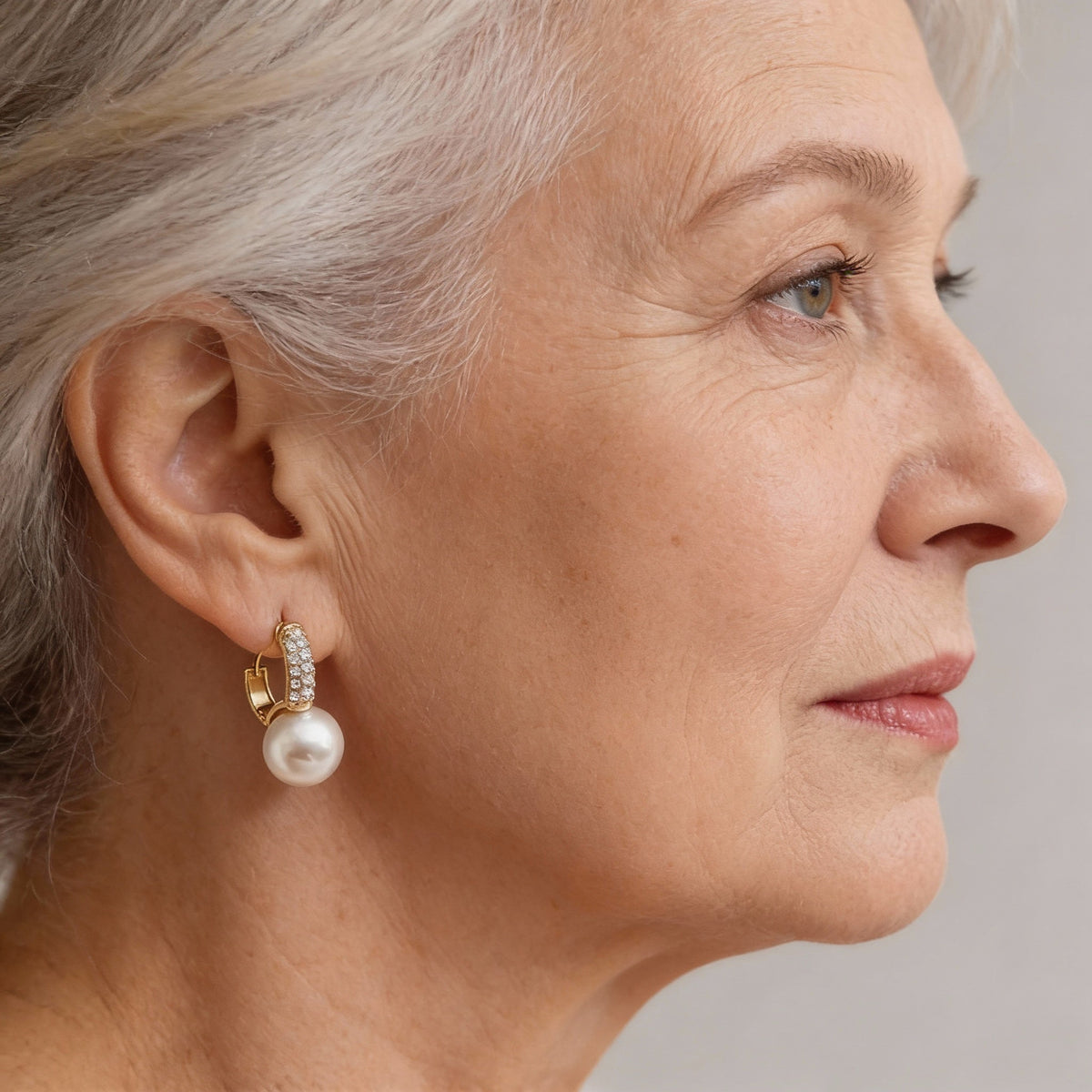 Elegant pearl earrings with sparkling cubic zirconia and a stylish design
