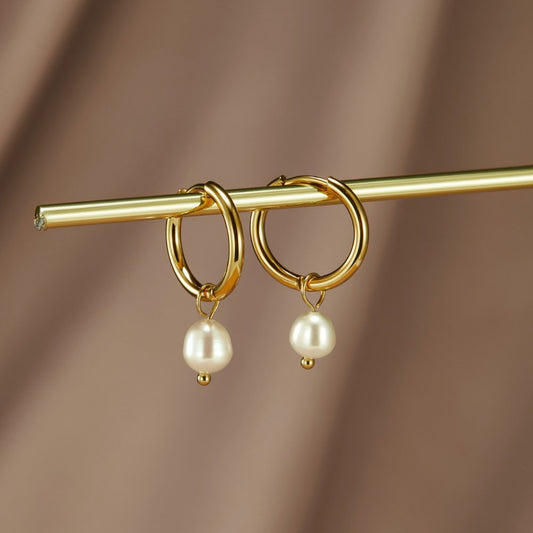 Elegant hoop earrings with freshwater pearls: timeless dangling jewellery