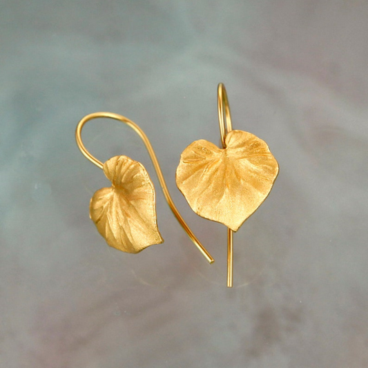 Filigree earrings with an elegant metal leaf design