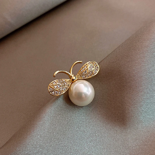 Elegant Pearl Brooch with Sparkling Rhinestone Wings