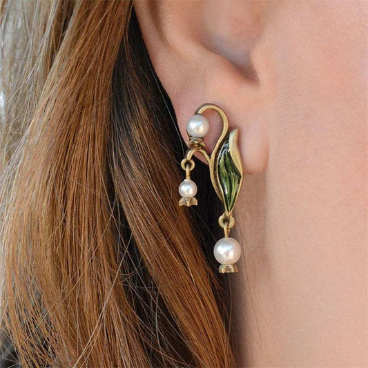 Vintage floral earrings with enamel and elegant pearls