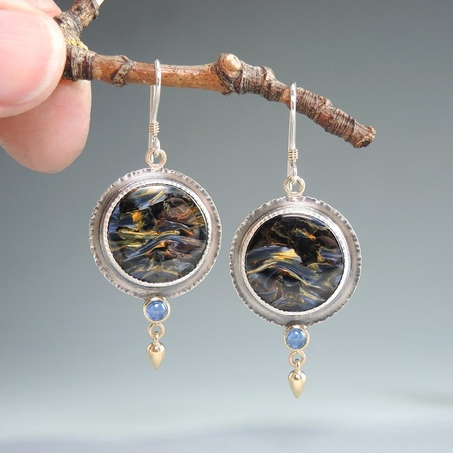 Stunning earrings featuring a petrographic pattern and kyanite detailing