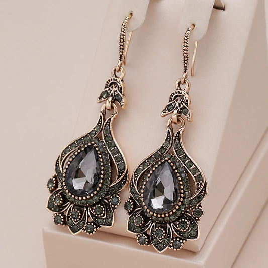Elegant earrings with black crystals and vintage details