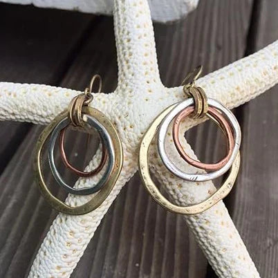 Elegant and eye-catching earrings in a mix of multicoloured metals