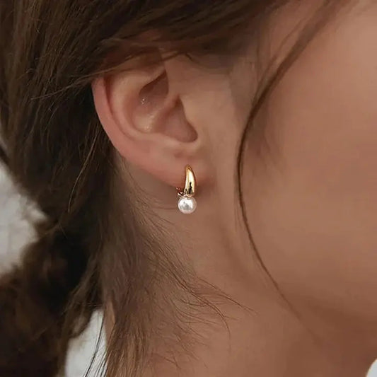 Elegant earrings with pearl pendants for a timeless look