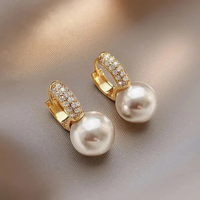 Elegant pearl earrings with sparkling cubic zirconia and a stylish design