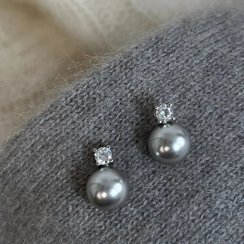 Elegant earrings with anthracite-coloured pearls and cubic zirconia