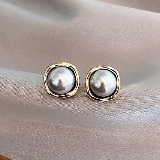 Elegant earrings with sparkling pearls and an organic design
