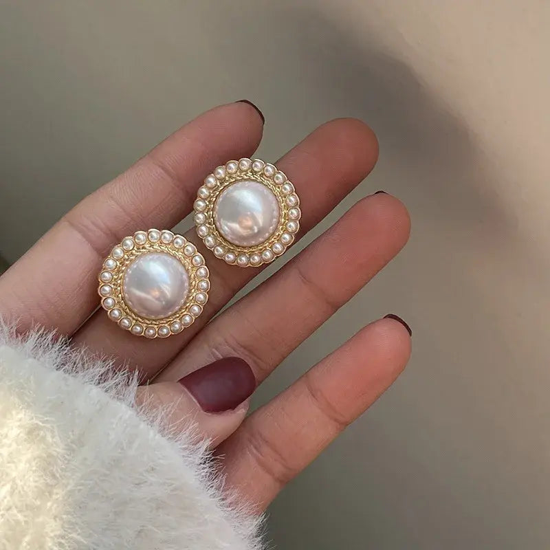 Elegant earrings with a pearl crown and a central pearl