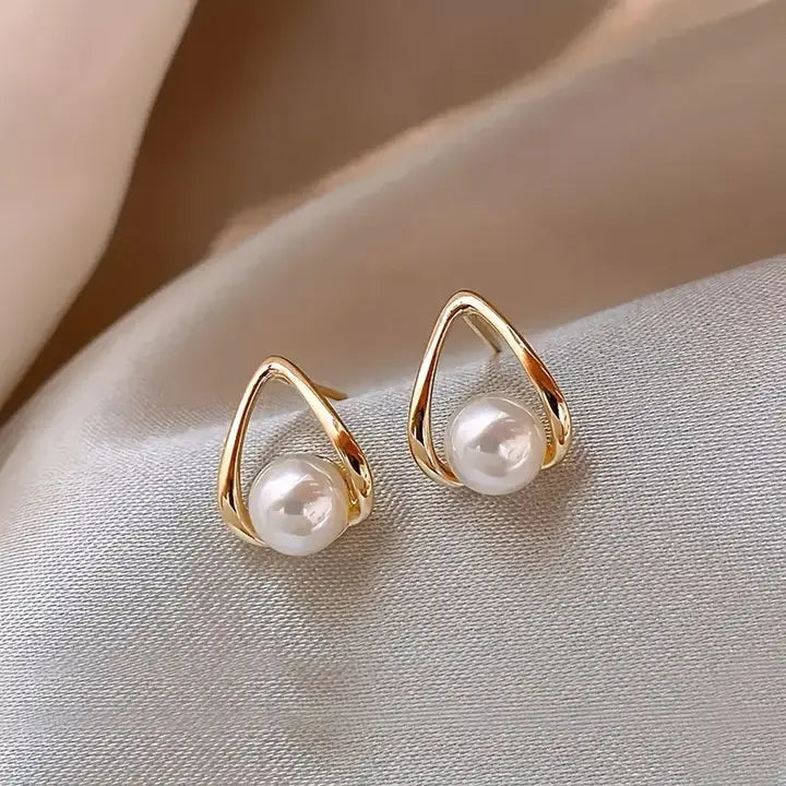 Elegant Geometric Earrings with Triangle-Shaped Pearls
