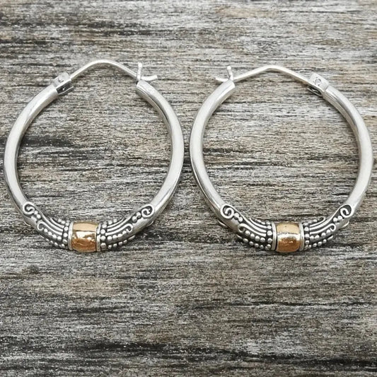 Hoop earrings engraved with a vintage design and contrasting detailing