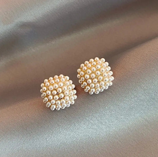 Elegant earrings with fine pearls for a sophisticated look